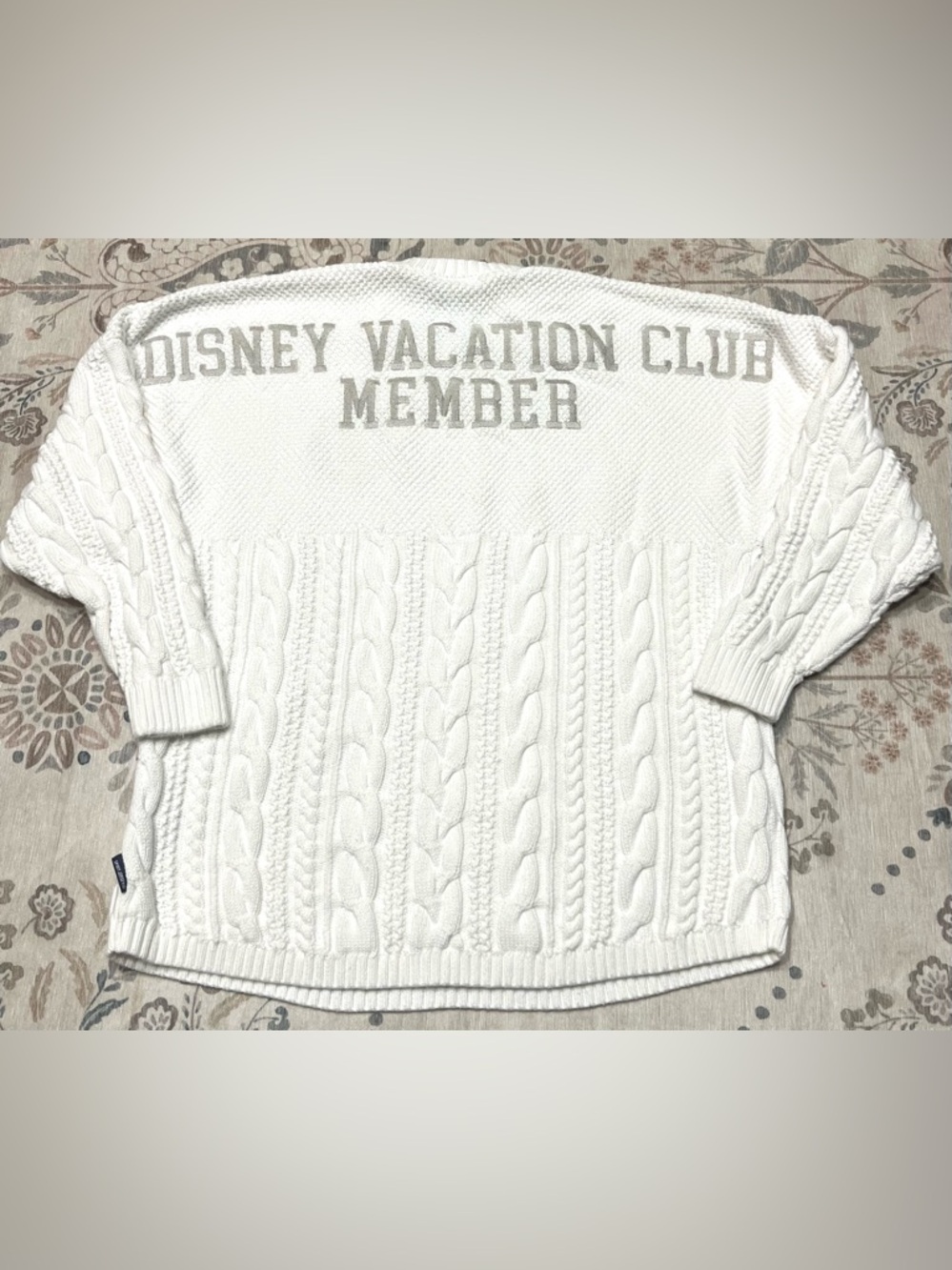 Disney Knitted Vacation Club Member Spirit Jersey White Medium Like New